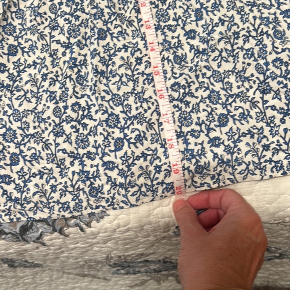 Max Studio Women’s Floral Blouse / Size L / Very Good Condition / Blue and Cream - Picture 11 of 12